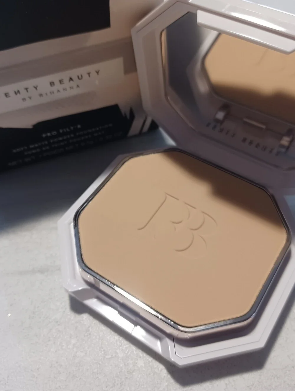 230 Fenty Beauty Soft Matte Powder FOUNDATION - Beige